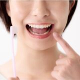 ホワイトニング歯磨き粉で歯をキレイにすると口臭対策にもなる！